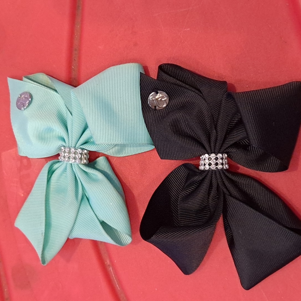 Two small JoJo bows